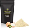 A black pouch of onion powder is shown next to fresh onions and a pile of the powder. Produktbild-Vorschau