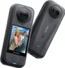 Two Insta360 X4 Air 360° cameras are shown against a white background. One camera is angled to show its screen displaying a family, while the other is shown from the back. Anteprima dell’immagine prodotto