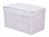 A white wicker storage chest with a lid. Voir les images du produit