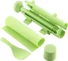 A set of green plastic sushi-making tools, including a rolling mold, a rice paddle, and a cap, laid out on a white background. Voir les images du produit