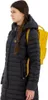 A young woman wearing a dark blue puffer coat and a yellow backpack, shown from the side. Anteprima dell’immagine prodotto