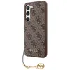 A brown Guess phone case with a repeating logo pattern and a gold charm attached to a string. Náhled obrázku produktu