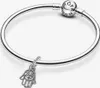 A silver Pandora bracelet with a Hamsa hand charm and a clasp with the Pandora logo. Anteprima dell’immagine prodotto