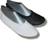 Two gym shoes, one white and one black, are displayed on shoe lasts against a white background. Produktbild-Vorschau