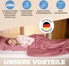 A woman sleeping peacefully in a bed, covered by a pink duvet. The image is overlaid with marketing text and icons highlighting product benefits. Produktbild-Vorschau