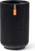 A black ribbed planter pot with an orange label. Anteprima dell’immagine prodotto
