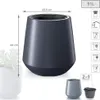 A dark gray planter with dimensions and icons indicating features, next to a smaller gray planter and a black insert. Anteprima dell’immagine prodotto