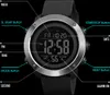 A close-up of a digital watch with labels pointing to different features and buttons. Produktbild-Vorschau