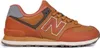 A side view of a New Balance 574 sneaker. Voir les images du produit