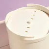 A close-up view of the lid of a white rice cooker with small vents. Produktbild-Vorschau