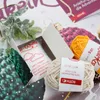 A close-up view of ROTH yarn balls and filling material, likely part of an advent calendar. Produktbild-Vorschau