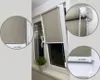 A collage of images showing a beige roller blind installed on a window, with close-up views of the fabric texture and the operating mechanism. Anteprima dell’immagine prodotto