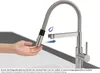 A hand is shown near a kitchen faucet, demonstrating how the pull-down spout magnetically attaches back to its holder. Anteprima dell’immagine prodotto