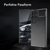 A smartphone case with a carbon fiber texture is shown next to a smartphone displaying a car. Produktbild-Vorschau