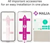 The image shows a screen protector installation kit for a smartphone, including an applicator and cleaning supplies. Anteprima dell’immagine prodotto