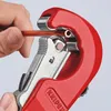 A hand is using a red pipe cutter to cut a copper pipe. Produktbild-Vorschau