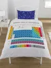 A duvet cover and pillowcase set featuring a periodic table design, displayed on a bed. Voir les images du produit