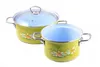Two green enamel pots with daisy decorations and blue interiors, one with a glass lid, are displayed on a white background. Náhľad obrázku produktu