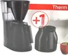 A coffee maker and its carafe are shown next to a red coffee cup, with marketing text on a red banner in the background. Anteprima dell’immagine prodotto