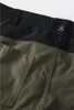 A close-up view of the waistband and pocket of a pair of shorts. Produktbild-Vorschau
