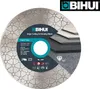 A close-up of a diamond cutting blade for hard tiles, with product information and branding visible. Voir les images du produit