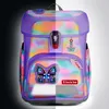 A school backpack with a colorful tie-dye pattern and butterfly decorations, split between a black and white background. Anteprima dell’immagine prodotto