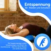 A woman is lying on her back with a blue massage ball under her shoulders, appearing to relax. Voir les images du produit