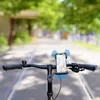A smartphone mounted on a bicycle handlebar, displaying a map with navigation. Produktbild-Vorschau