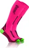 A pair of bright pink compression knee-high socks with green toes and black accents. Anteprima dell’immagine prodotto