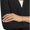 A woman's arm wearing a silver bracelet. Voir les images du produit