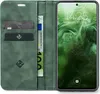 A green flip-case wallet for a smartphone, with cards and a banknote inserted. Produktbild-Vorschau