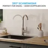 A kitchen faucet is shown installed over a sink, with text overlay highlighting its features. Anteprima dell’immagine prodotto