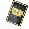 A card sleeve with the Dragon Shield logo on a black textured background, partially covered by a clear sleeve. Anteprima dell’immagine prodotto