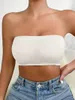Weißes nahtloses Bandeau-Top, von einer Person getragen, kombiniert mit hellblauen Denim-Shorts Náhľad obrázku produktu
