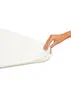 A hand is shown adjusting a white ironing board cover. Produktbild-Vorschau