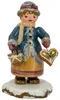 Eine fröhliche Holzfigur in winterlicher Kleidung hält ein Lebkuchenherz in der einen Hand und einen Korb in der anderen während sie auf einem schneebedeckten Sockel steht und ein warmes Lächeln zeigt Produktbild-Vorschau