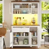 A white kitchen hutch with wooden top, displaying various kitchen appliances and decor. It is illuminated by yellow LED lights. Anteprima dell’immagine prodotto