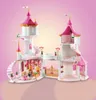 A pink and white princess castle toy with figures. Voir les images du produit
