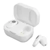 A pair of white wireless earbuds and their charging case are displayed against a white background. Voir les images du produit