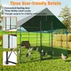 A chicken coop with chickens in a grassy field, with hay bales in the background. The image highlights product features with text and inset images. Anteprima dell’immagine prodotto