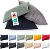 A collection of pillowcases in various colors, with a close-up of three pillowcases in navy blue, sage green, and gray at the top, featuring a tag with certifications. Anteprima dell’immagine prodotto