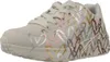 A single beige sneaker with a heart pattern. Voir les images du produit