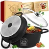 A cooking pot filled with food, a glass lid, a recipe book, and a box are arranged on a white background, with some decorative elements like herbs and spices. Anteprima dell’immagine prodotto