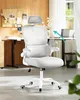 An office chair in a home office setting with a desk and corkboard in the background. Produktbild-Vorschau