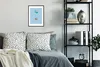 MuchoWow® MuchoWow® Gerahmtes Poster Zwei Möpse auf blauen Produktbild-Vorschau 2