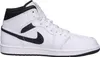 A studio shot of a single white and black Nike Air Jordan 1 Mid sneaker. Anteprima dell’immagine prodotto