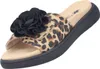 Auf dem Bild ist ein flacher Schuh in einem gemusterten Design abgebildet. Der Schuh ist von der Seite zu sehen und zeigt ein elegantes und modernes Aussehen. Produktbild-Vorschau