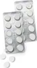 Two blister packs of white tablets and four loose white tablets on a white background. Anteprima dell’immagine prodotto