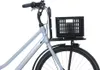 Close-up of the front of a bicycle with a black crate attached to the front. Anteprima dell’immagine prodotto