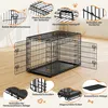 A black metal dog crate is shown on a wooden floor, with various features highlighted by callout boxes and text. Produktbild-Vorschau